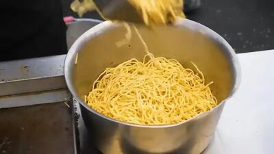  نودل خیابانی تایوان با استیک مرغ و تخم مرغ در تایپه