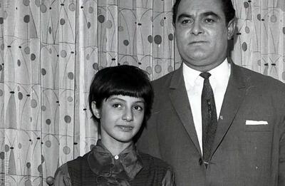  «گوگوش» و همسرش «محمود قربانی» سر میز شام در شب عروسی