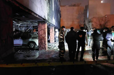 ۸ خودرو در آتشِ یک ساختمان مسکونی سوخت