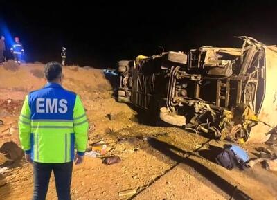 ۲۵ مجروح در حادثه واژگونی اتوبوس در گرمسار
