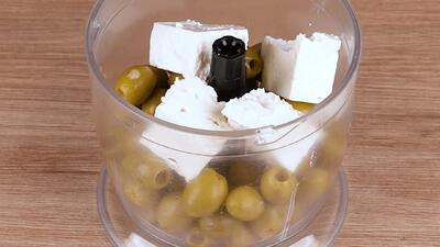  طرز تهیه صبحانه مقوی با زیتون و پنیر / تا حالا نون پنیر زیتون خوردی ؟