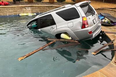 ببینید/ شاسی بلند از جاده یخ زده به داخل حیاط سقوط کرد