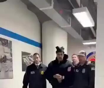 ببینید| مادورو پس از ورود به ساختمان اصلی اداره مبارزه با مواد مخدر آمریکا «سال نو» را به عابران تبریک گفت