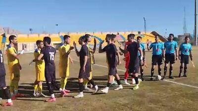 گرم کردن و ورود به زمین بازیکنان نفت و گاز گچساران و هوادار برای دیدار دو تیم