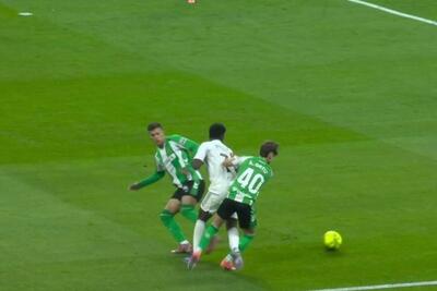 ادعای کارشناس اسپانیایی: روی وینیسیوس پنالتی شد