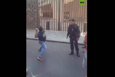  پرتاب تخم‌مرغ به سفارت آمریکا + ویدئو | واکنش عجیب مرد مکزیکی به دستگیری مادورو