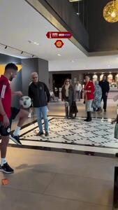  ویدئو: پاسکاری صمیمی ریاض محرز با طرفدار الجزایر‎!‎