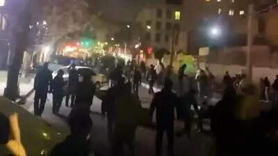 گزارش میدانی از اعتراضات شبانه   ۱۳ دی / تجمعات پراکنده در تهران و مشهد، اغتشاشات خشونت‌بار در غرب کشور / سمت و سوی شعارهای اعتراضی چیست؟