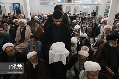 تصاویری از مراسم عمامه گذاری توسط دو مرجع تقلید/ احترام ویژه احمد خاتمی به آیت الله مکارم شیرازی