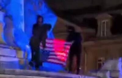 فیلم/ آتش زدن پرچم آمریکا در پاریس