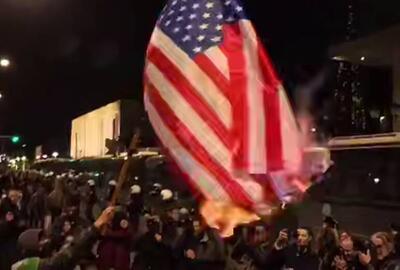 فیلم/ آتش‌ زدن پرچم آمریکا در آتن یونان