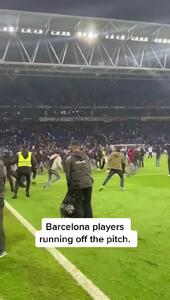 ویدئو:‏‎ ‎‏ حمله تماشاگران اسپانیول به بازیکنان بارسا پس از سوت پایان بازی - پارس فوتبال