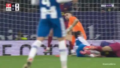 ویدئو: وقتی دروازه‌بان با هل دادن دفاع دروازه را نجات می‌دهد - پارس فوتبال