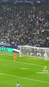 ویدئو: واکنش خونسردانه خوان گارسیا به باران فندک‎!‎ - پارس فوتبال