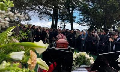  تصاویری از مراسم خاکسپاری بهرام بیضایی در آمریکا/ خاکسپاری بهرام بیضایی با نوای حسین علیزاده و مناجات خوانی مژده شمسایی/ ویدئو