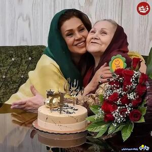  نسرین مقانلو در کنار مادرش
