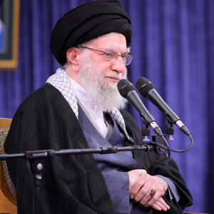 مسئولان باید با معترضان حرف بزنند