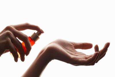  4 روش صحیح عطر زدن به منظور ماندگاری و پخش بو بیشتر