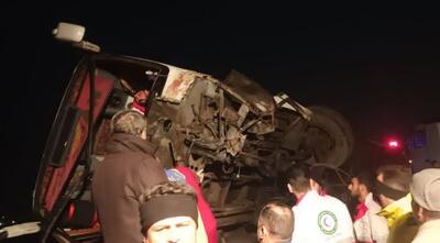 واژگونی اتوبوس در مسیر تهران-مشهد با ۱۲ مصدوم (۱۳ دی ۱۴۰۴)