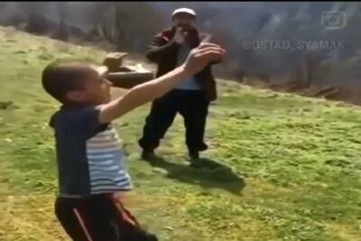 آواز محلی؛ پسر بچه جلو پدرش با آهنگ محلی ترکی رقصید که پدرشم جوگیر شد اومد وسط