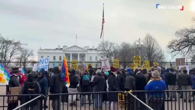 مخالفان عملیات نظامی آمریکا در ونزوئلا شروع به تجمع نزدیک کاخ سفید کردند