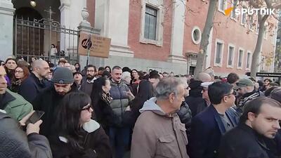  صدها نفر در اعتراض به بمباران ونزوئلا و ربودن نیکولاس مادورو، رئیس جمهور این کشور در مقابل سفارت آمریکا در مادرید تجمع کردند