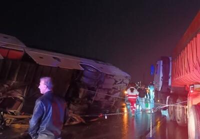 واژگونی اتوبوس در قطعه گرمسار محور تهران-مشهد؛ 11 نفرمصدوم شدند تصاویر - تسنیم