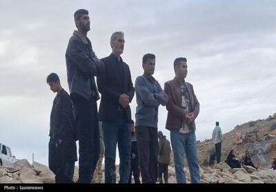 فریاد ناآرام یک پدر در دهدشت؛ جسد همچنان در آغوش آب - تسنیم