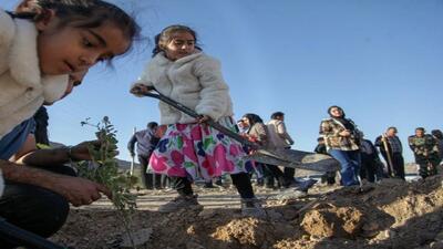  برگزاری مراسم درختکاری همزمان با روز پدر در خور + عکس