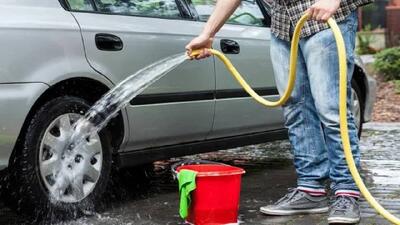  شستشوی خودرو با شیلنگ، به طور میانگین ۳۰۰ لیتر آب شرب را هدر می‌دهد
