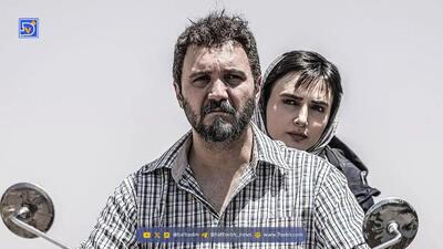  دکوراسیون خانه کامبیز دیرباز، بازیگر سریال میکائیل؛ از طرح قدیمی کاغذ دیواری تا دکوری‌های خوش‌رنگ روی میز پذیرایی + عکس