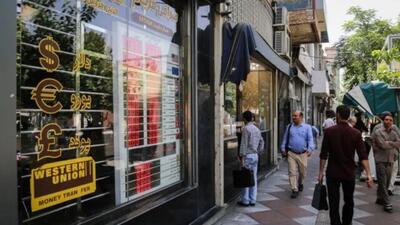 فاصله ۶۰۰۰ تومانی نرخ دلار از تابلو صرافی‌ تا میز معامله!