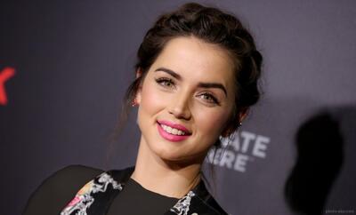  آنا د آرماس بعد از جدایی از تام کروز حالا با حجاب اسلامی در مسجد شیخ زاید(عکس)