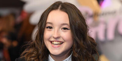  دختر کوچولوی «بازی تاج و تخت» با استایلی منحصربه‌فرد روی فرش قرمد آمد - چی بپوشم