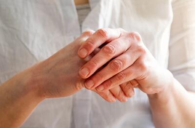  سوزش بی دلیل پوست دست و پا / مشکل چیست ؟!