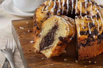  طرز تهیه کیک دارچینی با استروزل شکلاتی، دسری نرم و خوش عطر