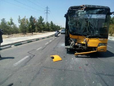 برخورد یک اتوبوس در اتوبان ارتش با مانع / ۳۸ نفر مصدوم شدند