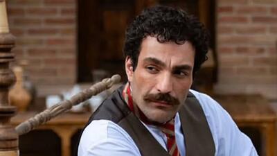  اصلان خان سریال «بامداد خمار» با لباس‌های راحتی در مراسم اکران یک فیلم