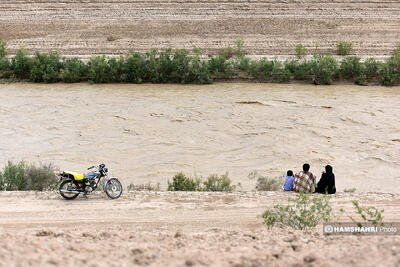 سرعت ورود سیلاب فراه رود به هامون کند شد | اهالی سیستان: نه آب ماندگار است و نه خوشحالی ما