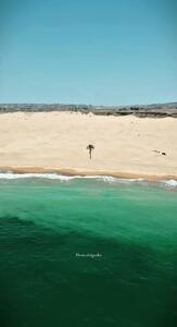 تلاقی شن‌های کویر با امواج دریا را ببینید