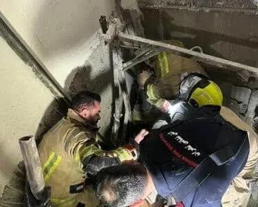 جزئیات مصدومیت یک کارگر در اثر سقوط در چاهک آسانسور