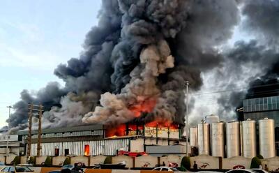  آتش‌سوزی در کارخانه کاله؛ تلاش برای مهار آتش ادامه دارد