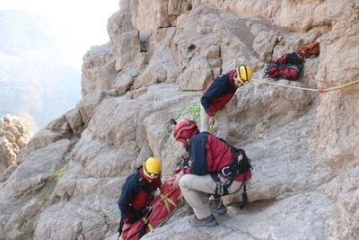  نجات کوهنورد گرفتار در دیواره ۲۰۰ متری کوه سرخ شیراز+فیلم
