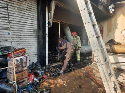 ببینید | مهار آتش‌سوزی مغازه لوازم یدکی موتورسیکلت