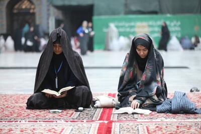  حال و هوای معتکفین در حرم مطهر امام رضا(ع)
