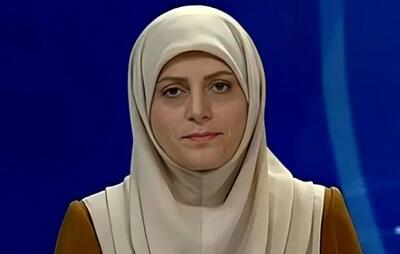 این خانم مجری از دیروز مجازی را با آهنگ خواندن بهم ریخته!/ ببینید