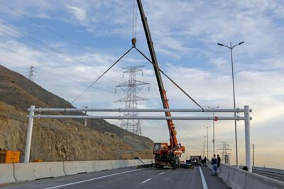 انسداد 2 شبی آزادراه تهران–کرج برای نصب پل عابر پیاده