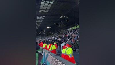 ویدیو| هواداران زیر دست و پا ماندند/ شادی باورنکردنی بعد از گلزنی به یونایتد! - پارس فوتبال