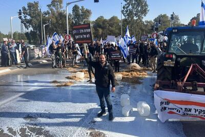 دامداران اسرائیلی در اعتراض به سیاست‌های اقتصادی دولت صدها لیتر شیر را در خیابان‌ها ریختند + فیلم