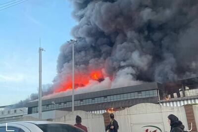 آتش‌سوزی در کارخانه کاله در آمل + فیلم و عکس (۱۵ دی ۱۴۰۴)